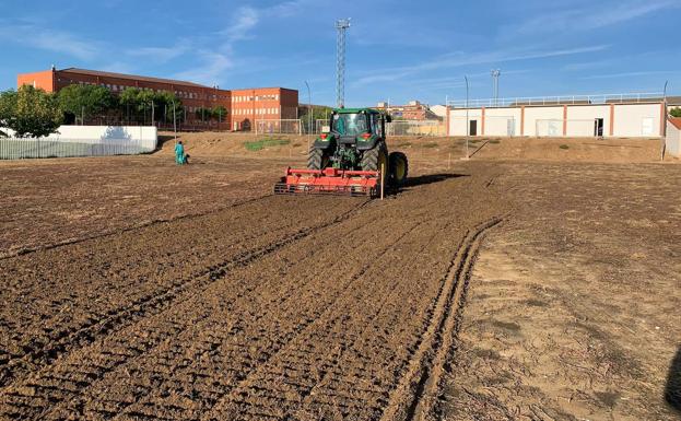 El campo de fútbol anexo al estadio municipal contará con nuevo césped natural